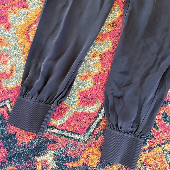 Theory | Women’s steel grey 100% silk Arai pull on jogger pants w/pockets size M - Picture 8 of 12